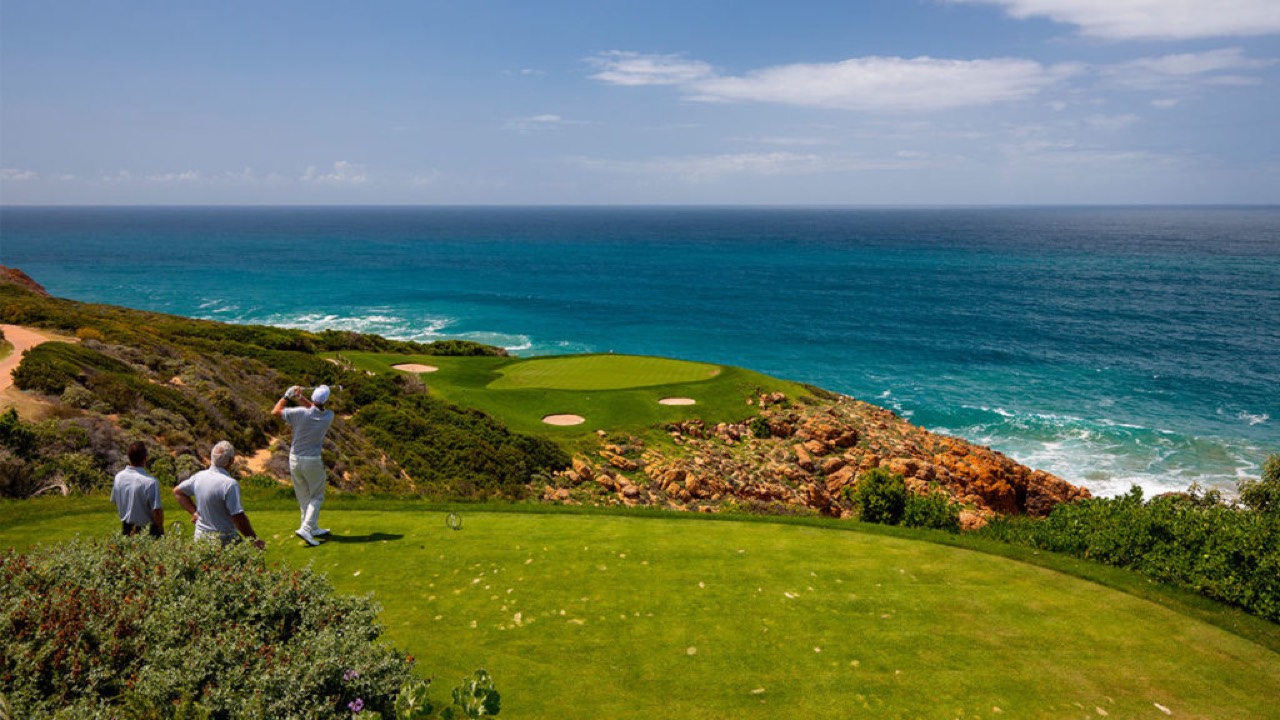 Golfer am Abschlag mit Blick auf das Meer, Pinnacle Point